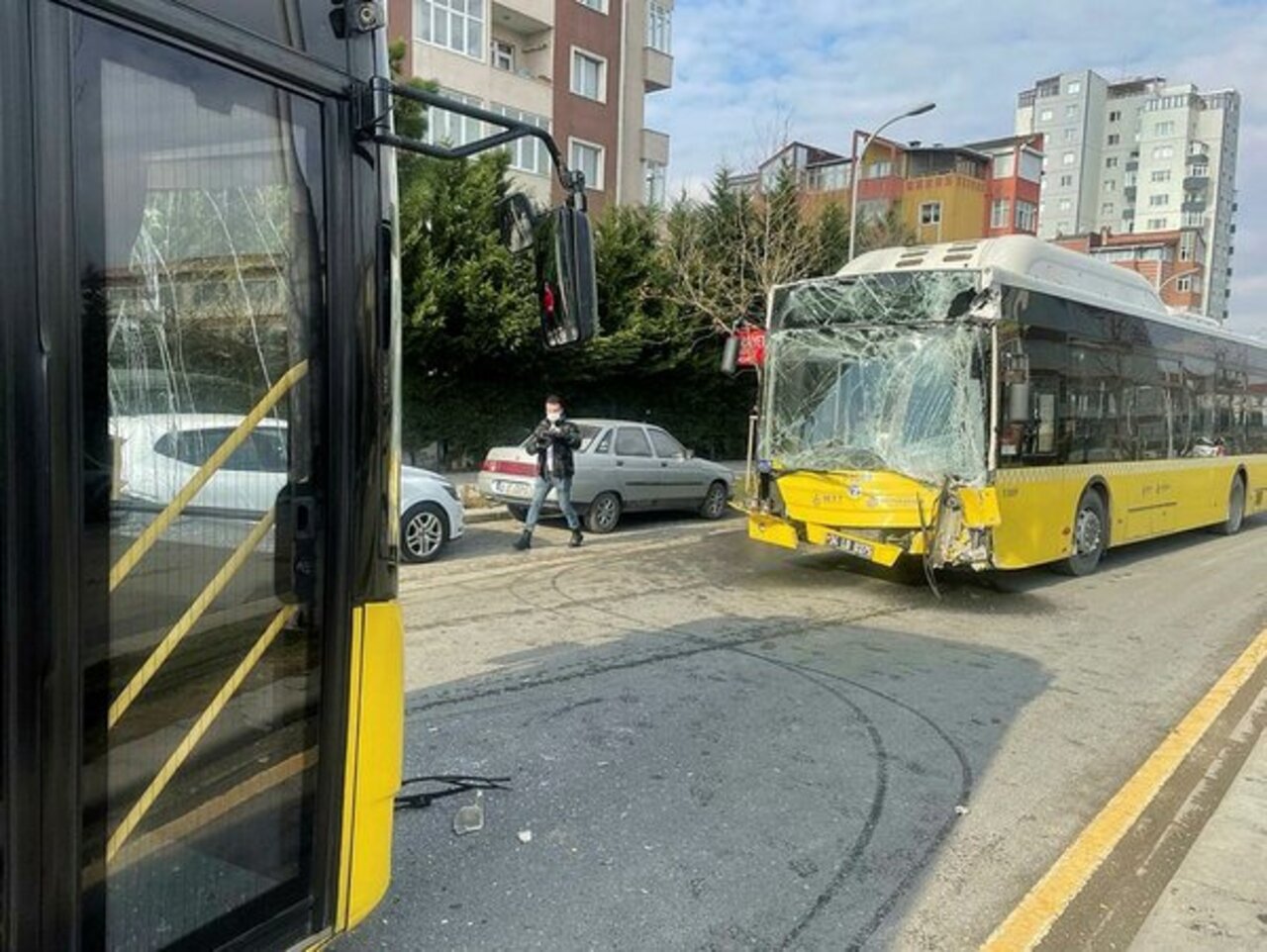 Başakşehir'de İETT otobüsleri kafa kafaya çarpıştı! Yaralılar var..